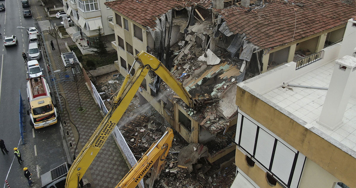 Deprem Zararı Görmüş Binaların Yıkımı