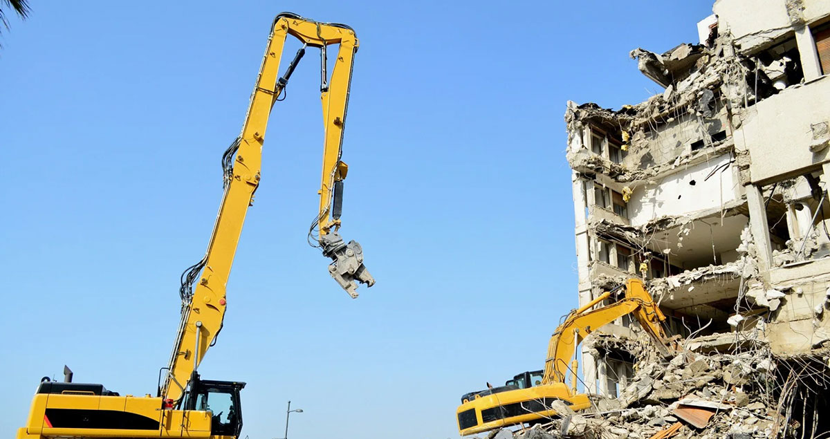 Uzun Erişimli İş Makineleri ile Yıkım İşlemleri
